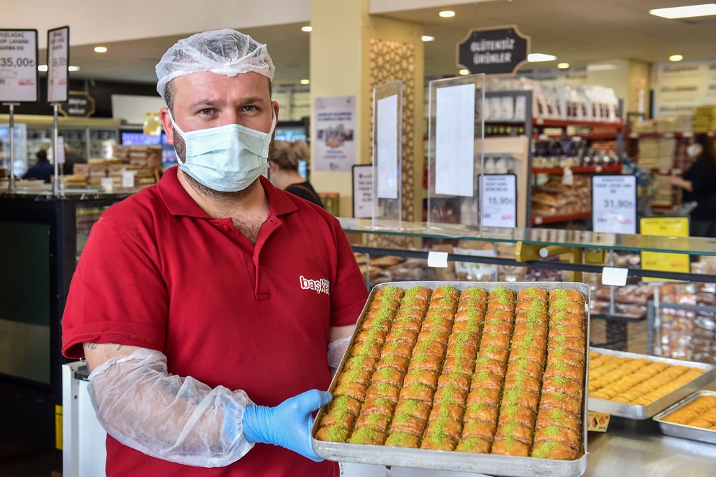Halk Ekmek Bayilerinde baklavadan güllaca kadar çeşitli tatlılar satışa sunuluyor