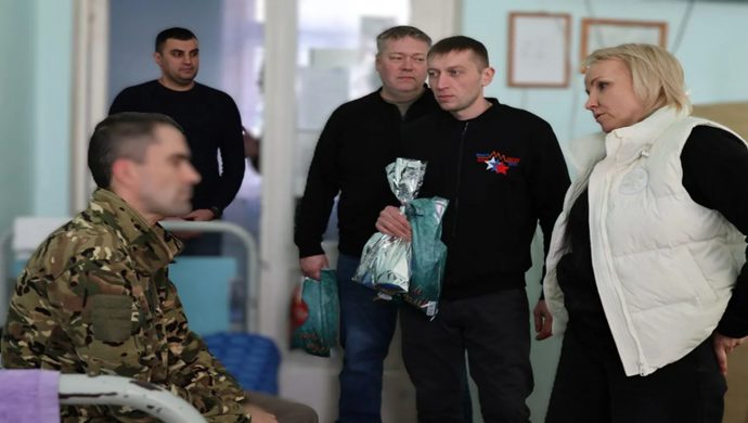 «Единая Россия» поздравила с Новым годом бойцов в госпиталях