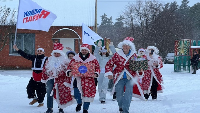 Tambov bölgesinde, Birleşik Rusya Genç Muhafızları, yetimhanelerdeki çocuklar için bir Yeni Yıl araba rallisi düzenledi