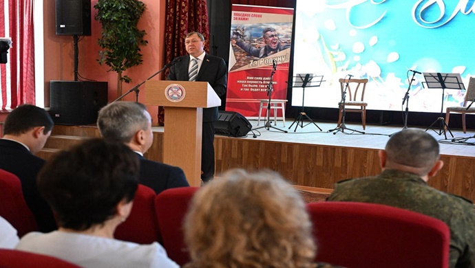 Активисты «Единой России» поздравили с 8 Марта медиков в регионах