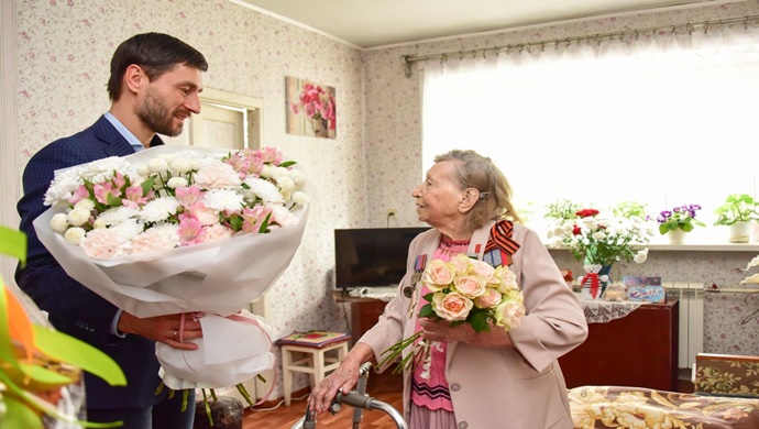 Подарки, цветы, слова благодарности: «Единая Россия» поздравила фронтовиков с Днём Победы