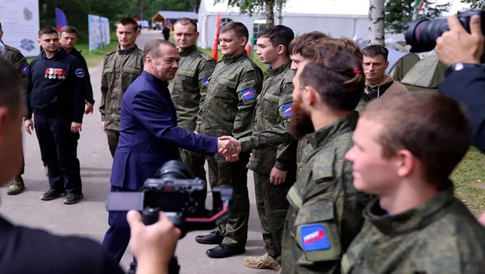Дмитрий Медведев проводил добровольцев МГЕР и «Волонтёрской Роты» на передовую