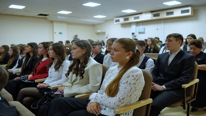 Birleşik Rusya temsilcileri, bölgelerdeki sosyal açıdan önemli tesislerdeki iyileşmeyi değerlendirdi