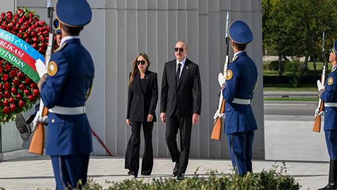 İlham Aliyev, Anma Günü vesilesiyle Bakü’deki Zafer Parkı’nı ziyaret etti